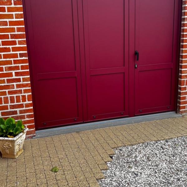 Porte de garage rouge avec portillion